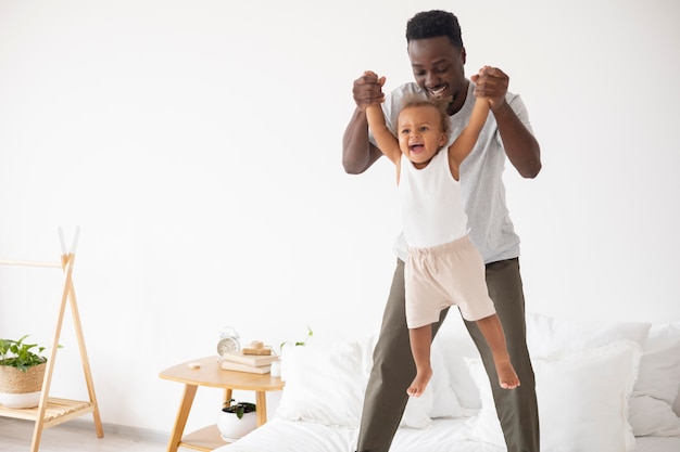 Padre e hija pequeña, pasar tiempo juntos