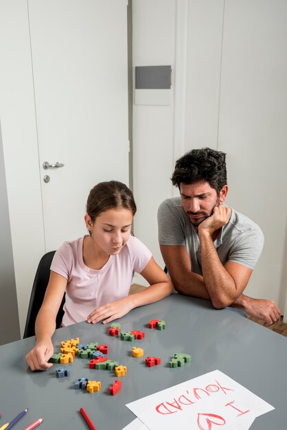 Padre e hija pintando juntos en el día del padre