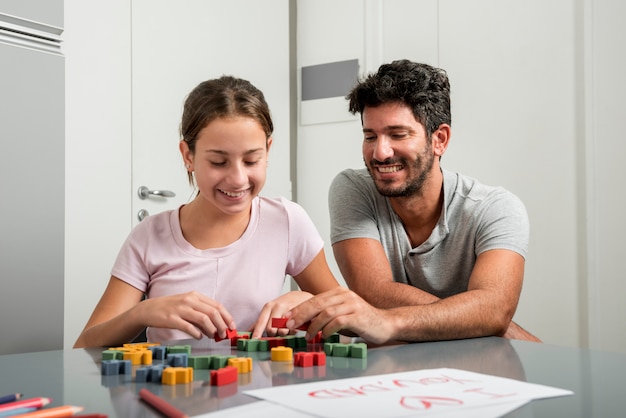 Padre e hija pintando juntos en el día del padre