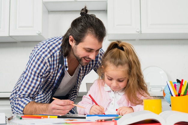 Padre e hija pintando