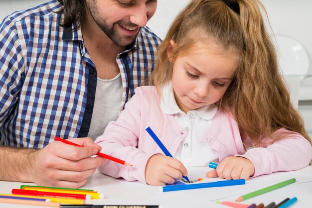 Padre e hija pintando