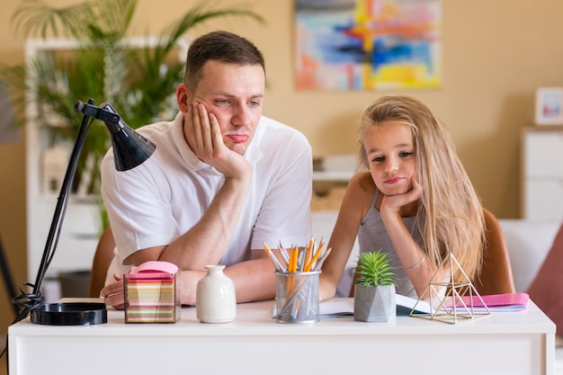 Padre e hija, sentar escritorio