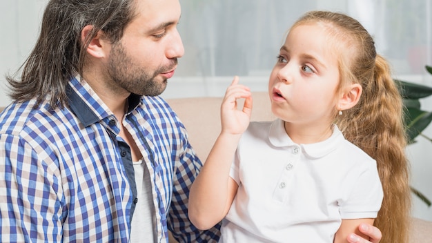 Foto gratuita padre e hija en el sofá