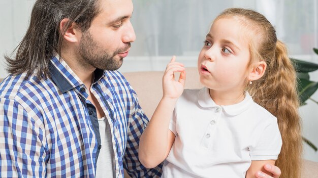 Padre e hija en el sofá