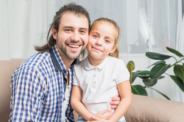 Foto gratuita padre e hija en el sofá