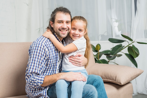 Padre e hija en el sofá