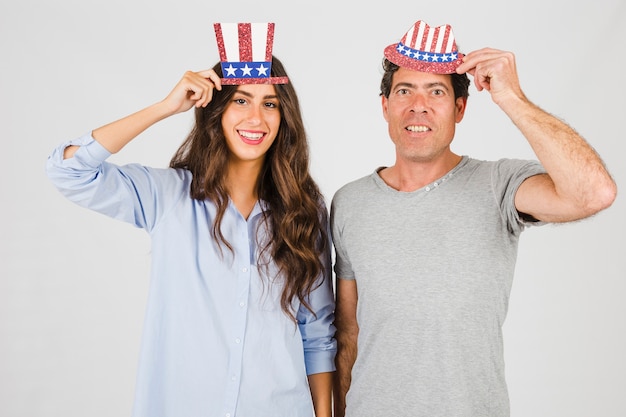 Padre e hija de los sombreros de la bandera de Estados Unidos