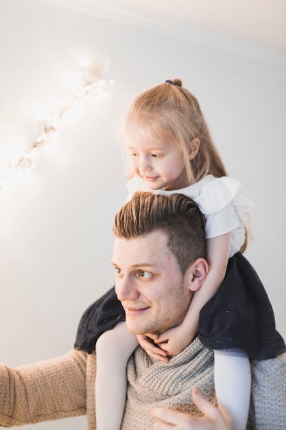 Foto gratuita padre e hija sonrientes en navidad