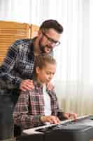 Foto gratuita padre e hija tocando el piano