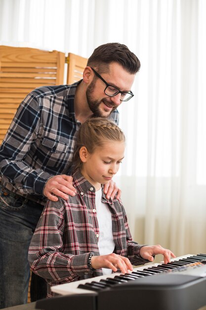 Padre e hija tocando el piano