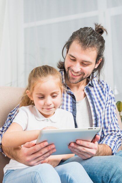 Padre e hija usando la tablet