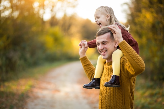 Foto gratuita padre e hija