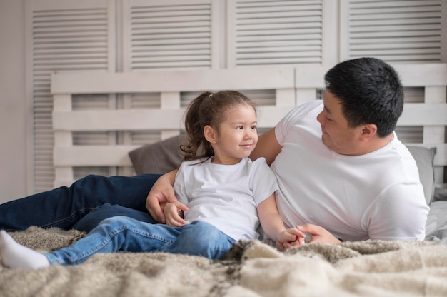 Foto gratuita padre e hija