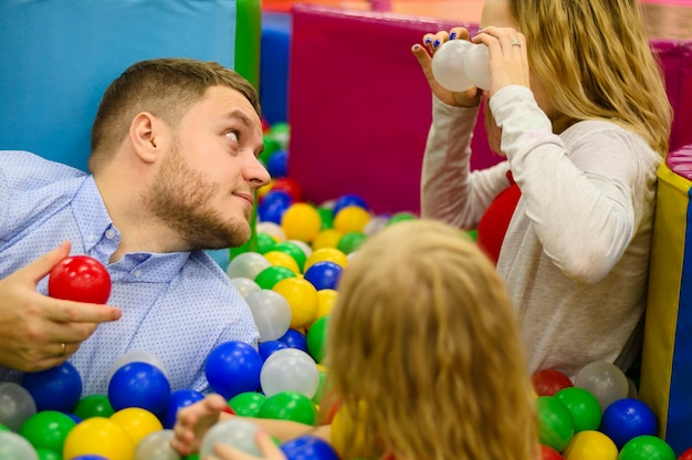 Padre e hijas divirtiéndose