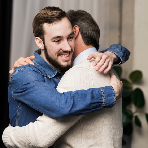 Padre e hijo abrazando