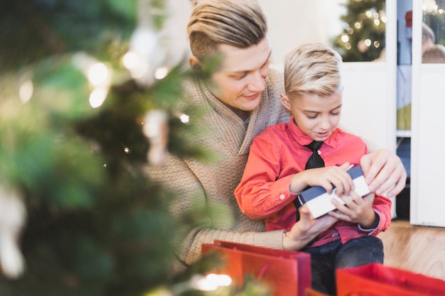 Padre e hijo abriendo regalos