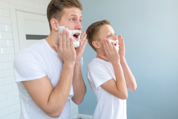 Padre e hijo afeitado vista lateral