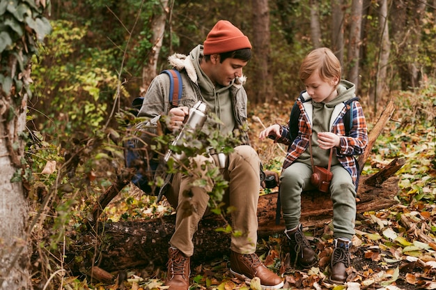 Padre e hijo al aire libre juntos en un viaje por carretera