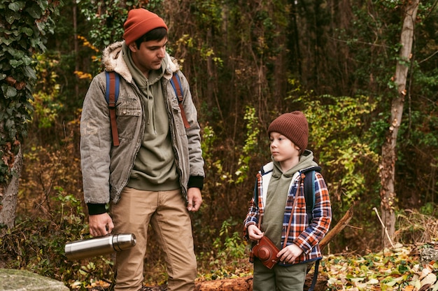 Padre e hijo al aire libre en un viaje por carretera en la naturaleza