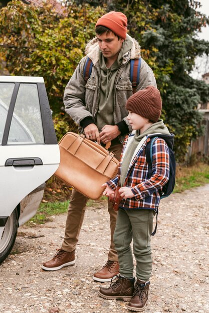 Padre e hijo al aire libre en un viaje por carretera