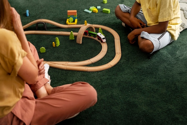 Padre e hijo de alto ángulo jugando