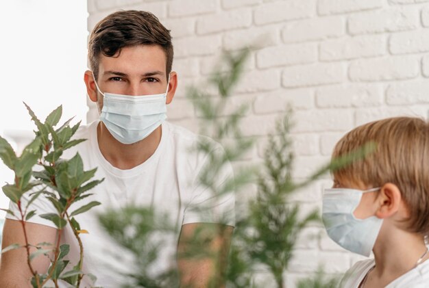 Padre e hijo aprenden a plantar juntos