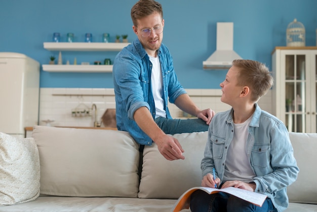 Padre e hijo aprendiendo en el interior