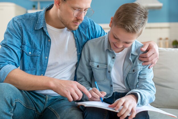 Padre e hijo aprendiendo nueva información