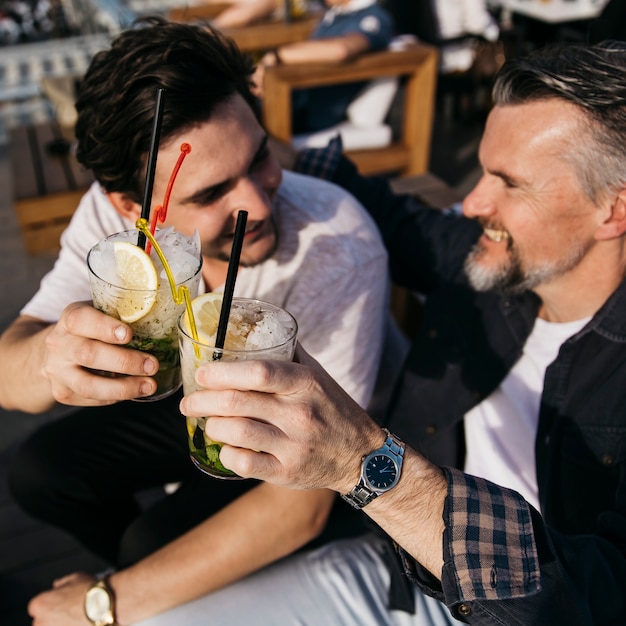 Foto gratuita padre e hijo bebiendo cóctel