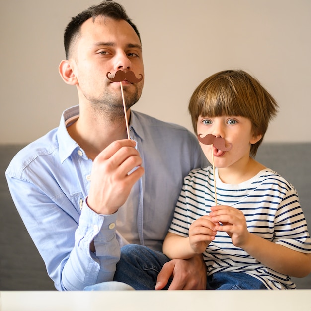 Foto gratuita padre e hijo con bigote