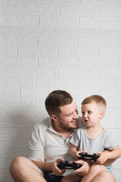 Padre e hijo en casa copia espacio