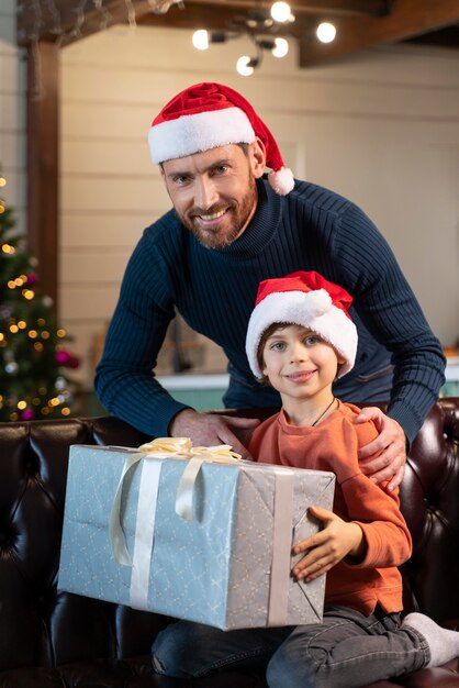 Padre e hijo celebrando la Navidad en casa