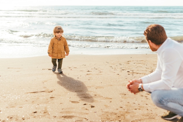 Foto gratuita padre e hijo cerca del mar