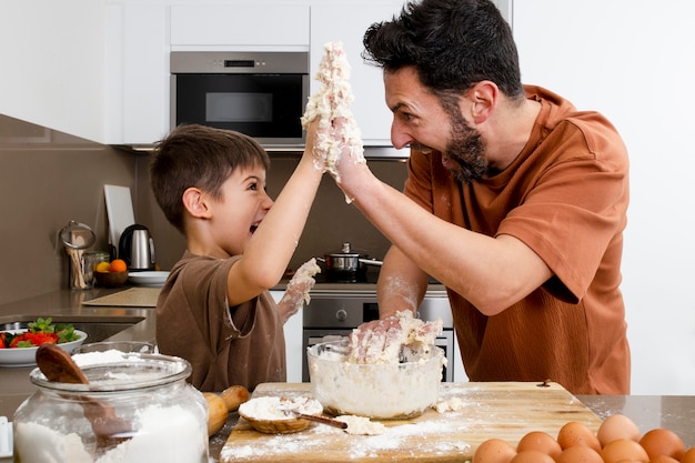 Foto gratuita padre e hijo chocan los cinco tiro medio