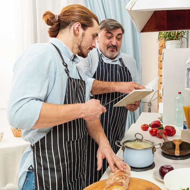 Padre e hijo cocinando después de una receta