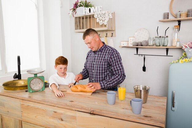 Padre e hijo cocinando juntos