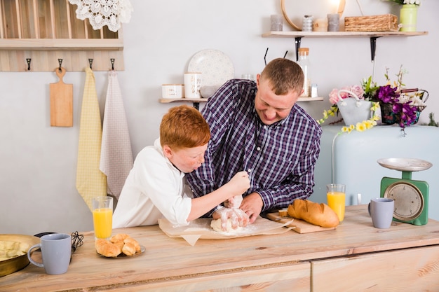 Padre e hijo cocinando juntos