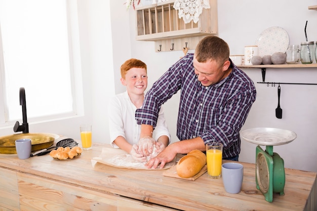 Foto gratuita padre e hijo cocinando juntos