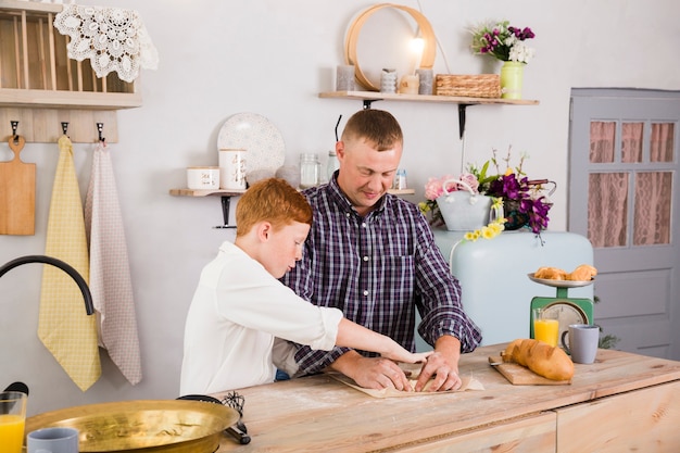 Foto gratuita padre e hijo cocinando juntos