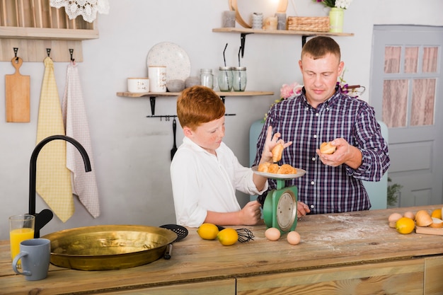 Padre e hijo cocinando juntos