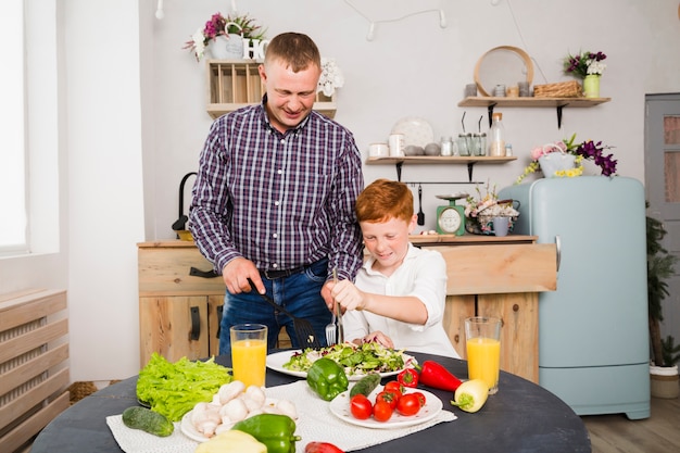 Padre e hijo cocinando juntos