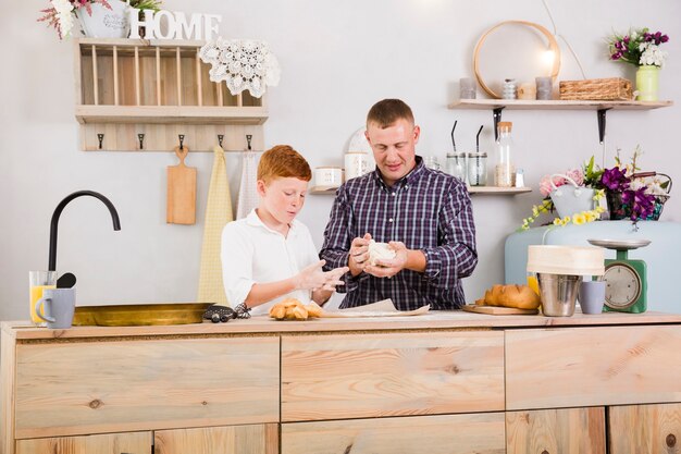 Padre e hijo cocinando juntos