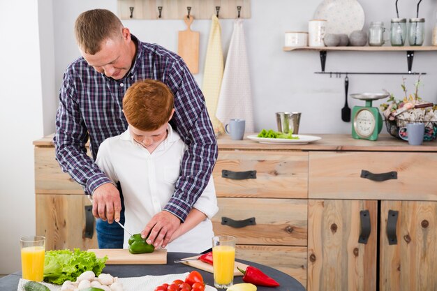 Padre e hijo cocinando juntos