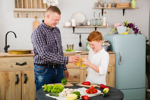 Padre e hijo cocinando juntos