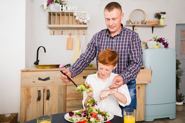 Padre e hijo cocinando juntos