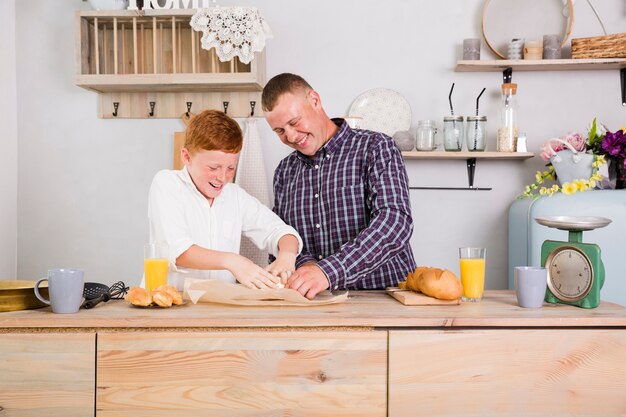 Padre e hijo cocinando juntos