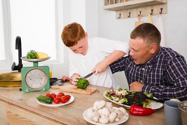 Padre e hijo cocinando juntos