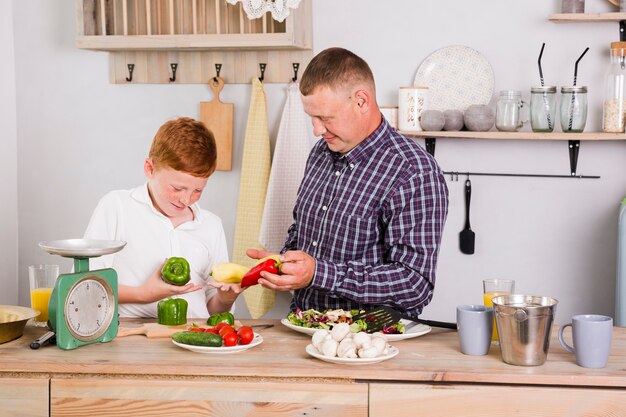 Padre e hijo cocinando juntos