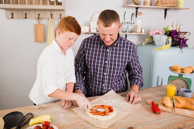 Padre e hijo cocinando juntos