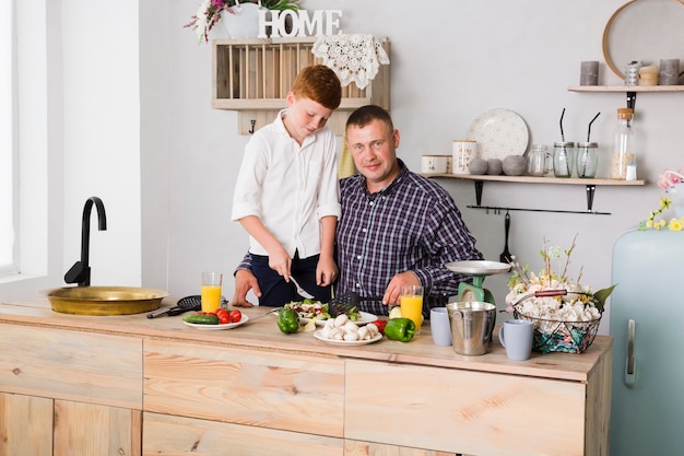 Padre e hijo cocinando juntos